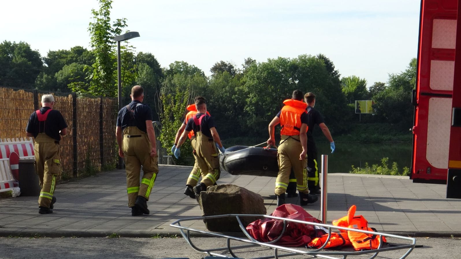 Die Feuerwehr im Einsatz: Die Leiche wurde aus dem Hafenbecken geborgen. Die Feuerwehr im Einsatz: Die Leiche wurde aus dem Hafenbecken geborgen.