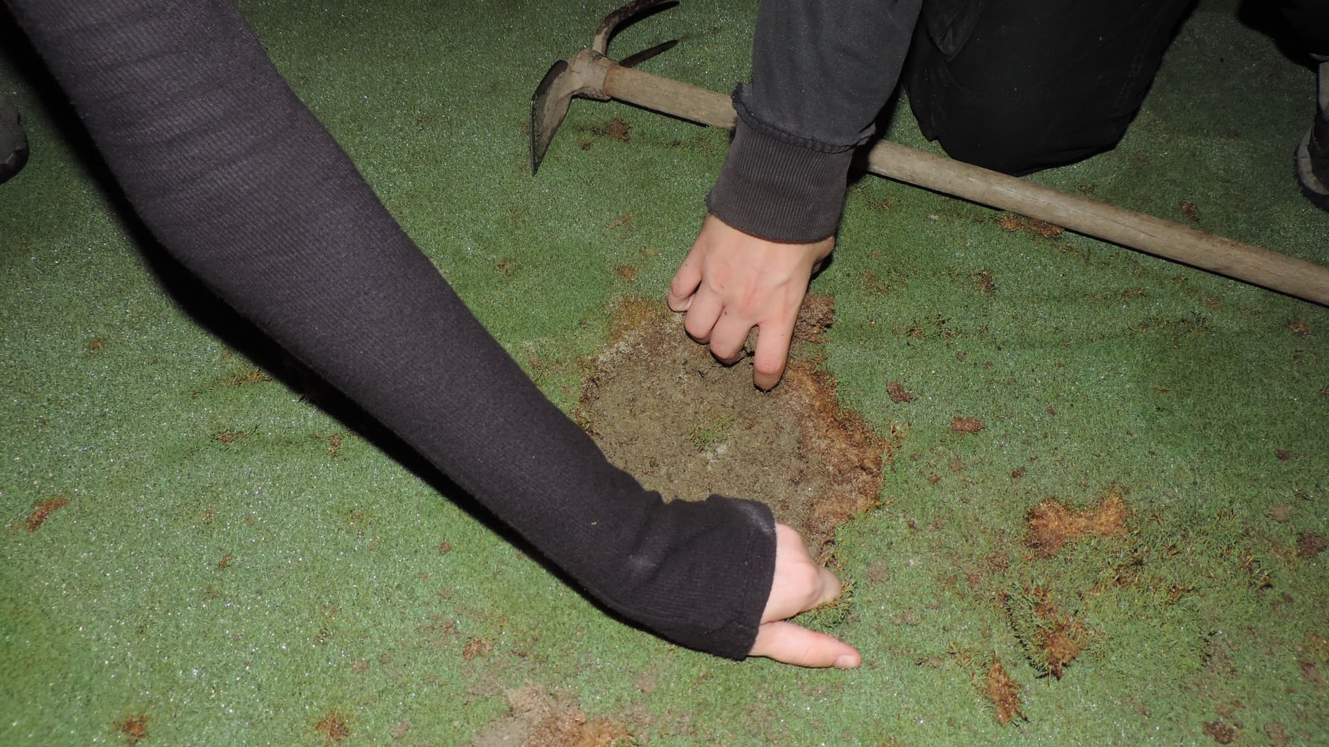 Das Bild der Klimaaktivisten soll die Aktion zeigen: Nahe Toulouse wurden aus Protest gegen Ausnahmeregelungen bei der Wassernutzung Golflöcher zugeschüttet.