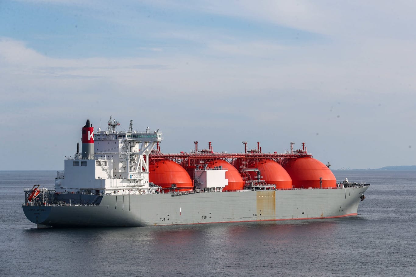 Der LNG-Tanker Arctic Voyager in der Reede von Skagen.