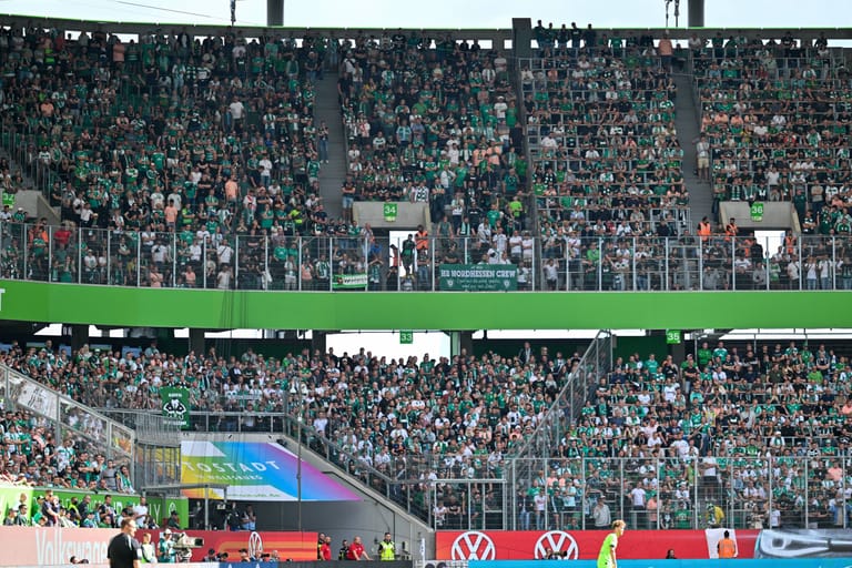 Bremen-Gästeblock im Wolfsburger Stadion (Archivfoto): Das Vorgehen der Polizei wird diskutiert.