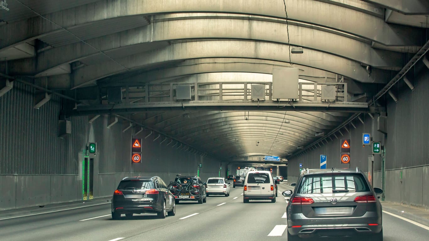 Ein A1-Tunnel in Köln (Archivbild): Eine Autofahrerin alarmierte die Polizei.