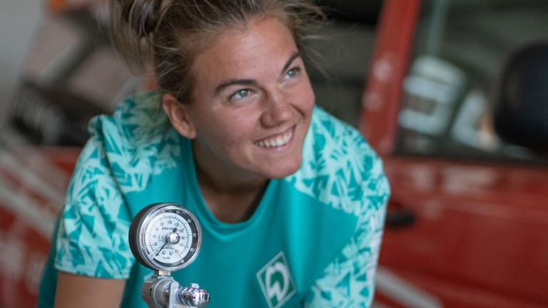 Messung der Handkraft bei einer Spielerin des SV Werder Bremen: Bei einem Spezialtraining waren die Frauen bei der Feuerwehr zu Gast.