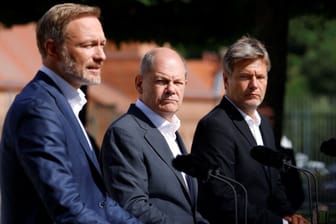 Christian Lindner, Olaf Scholz und Robert Habeck (v. l.): Die Ampelpolitiker versprechen große Entlastungen.