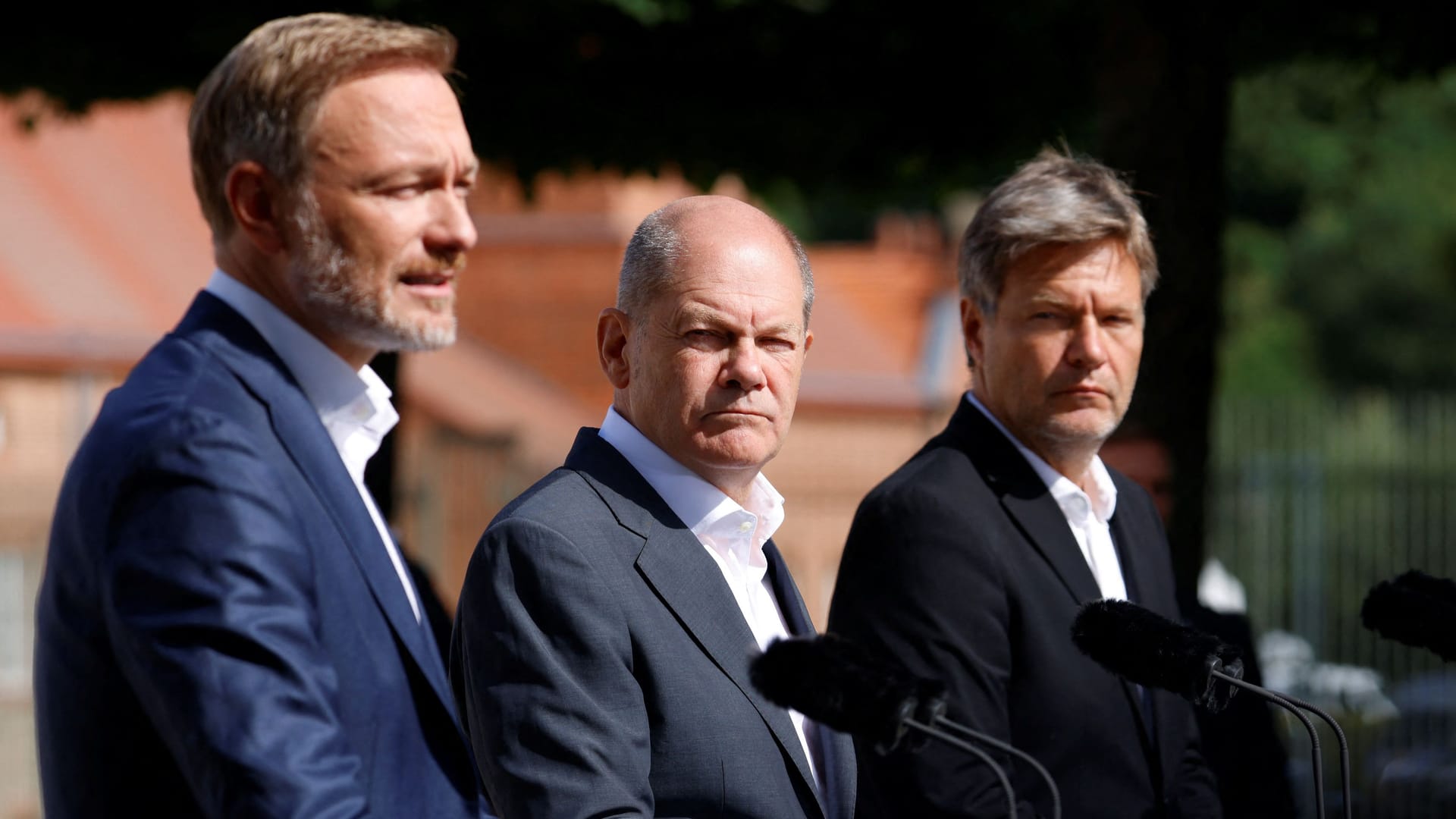 Christian Lindner, Olaf Scholz und Robert Habeck (v. l.): Die Ampelpolitiker versprechen große Entlastungen.