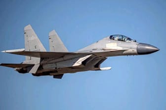 Ein chinesisches Kampfflugzeug: China hatte als Reaktion auf den Besuch von Nancy Pelosi Manöver mit Schießübungen rund um die Inselrepublik Taiwan angekündigt.