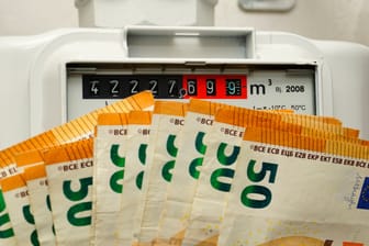 Gaszähler mit Geldscheinen (Symbolbild): Neben der bereits bekannten Gasumlage gibt es weitere Umlagen.