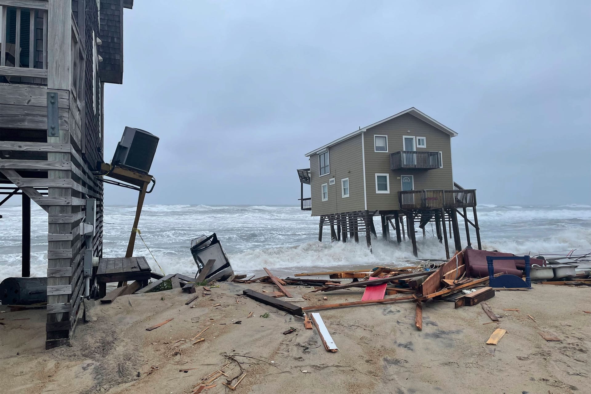 Häuser im US-Bundesstaat North Carolina werden vom Meerwasser unterspült: Bilder wie diese könnten in Zukunft häufiger werden.