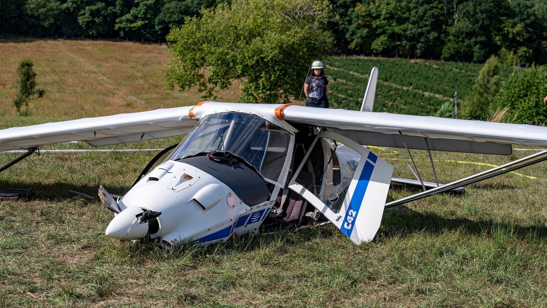 Abgestürztes Ultraleichtflugzeug steht auf einer Wiese: Der 64-jährige Fluglehrer wurde mit einem Rettungshubschrauber ins Krankenhaus gebracht. Abgestürztes Ultraleichtflugzeug steht auf einer Wiese: Der 64-jährige Fluglehrer wurde mit einem Rettungshubschrauber ins Krankenhaus gebracht.
