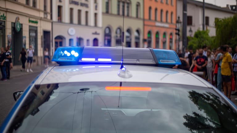 Ein Polizeiwagen im Einsatz in München (Symbolbild): Am Samstag wurde ein 21-Jähriger an der Messestadt getötet.