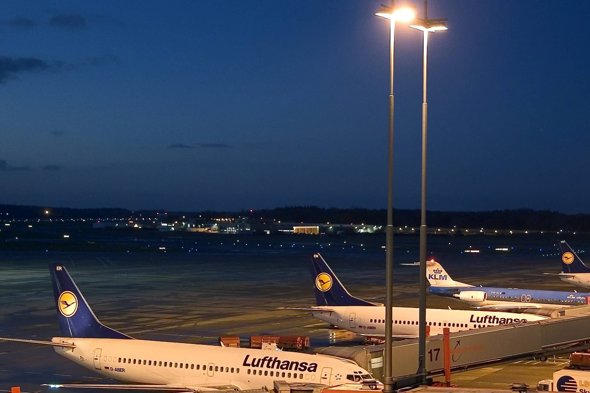 Flugzeuge der Lufthansa und der KLM auf dem Flughafen Hamburg-Fuhlsbüttel: In diesem Jahr starten und landen sie nachts häufiger als in den Vorjahren.