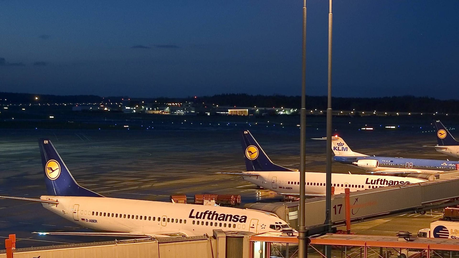Flugzeuge der Lufthansa und der KLM auf dem Flughafen Hamburg-Fuhlsbüttel: In diesem Jahr starten und landen sie nachts häufiger als in den Vorjahren. Flugzeuge der Lufthansa und der KLM auf dem Flughafen Hamburg-Fuhlsbüttel: In diesem Jahr starten und landen sie nachts häufiger als in den Vorjahren.