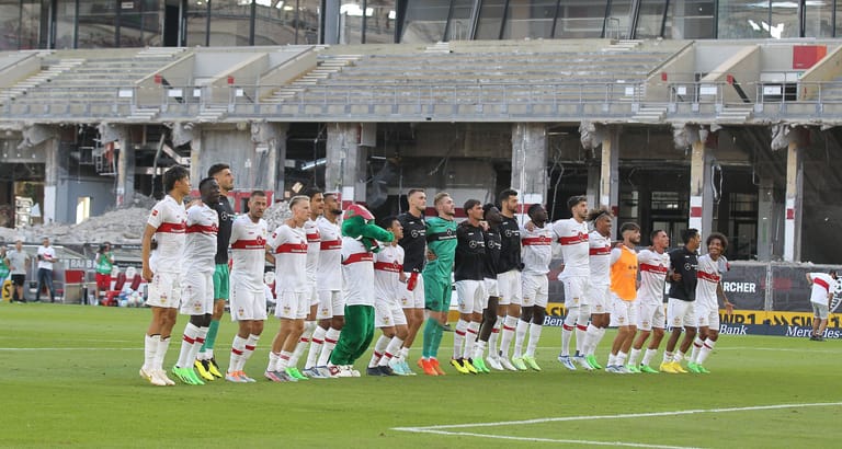 Die VfB-Spieler feiern vor der Baustelle der Haupttribüne mit den Fans den Punktgewinn.