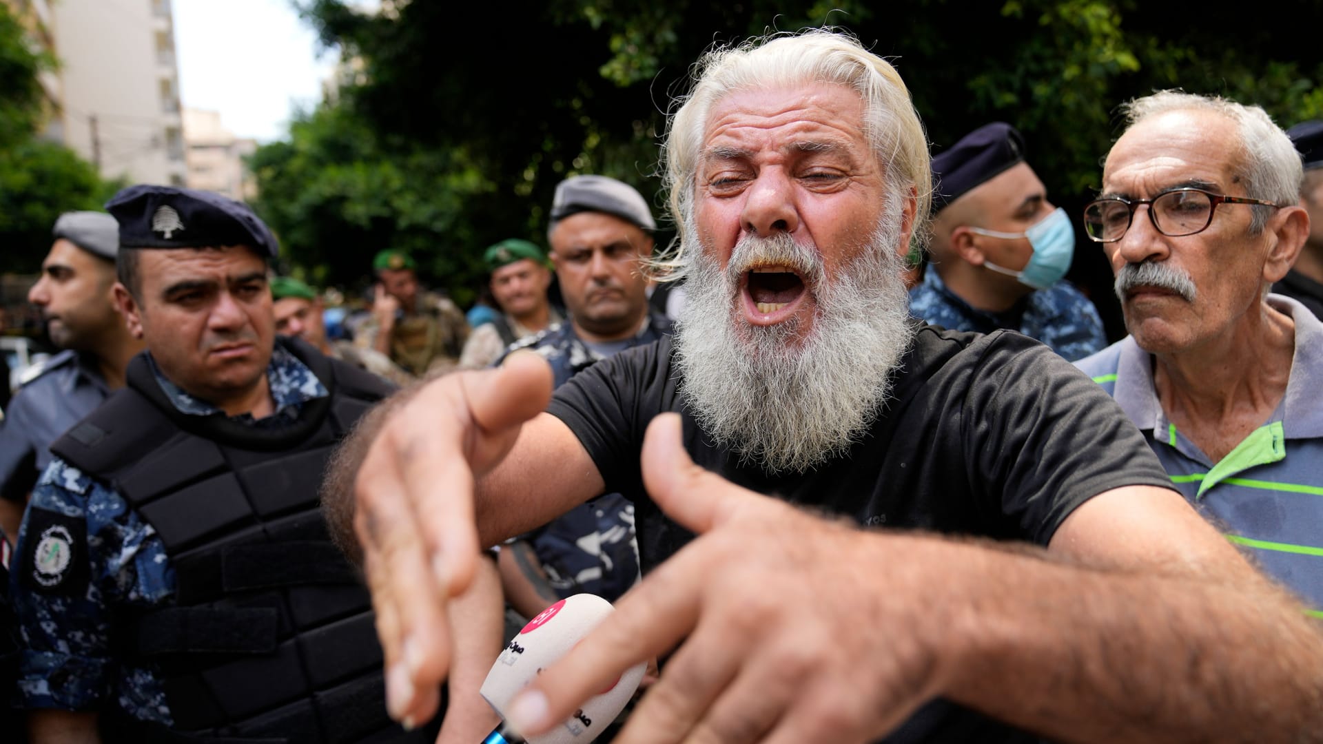 Beirut: Vor der Bank hatten sich einige Demonstranten versammelt, die gegen die Finanzpolitik protestierten.