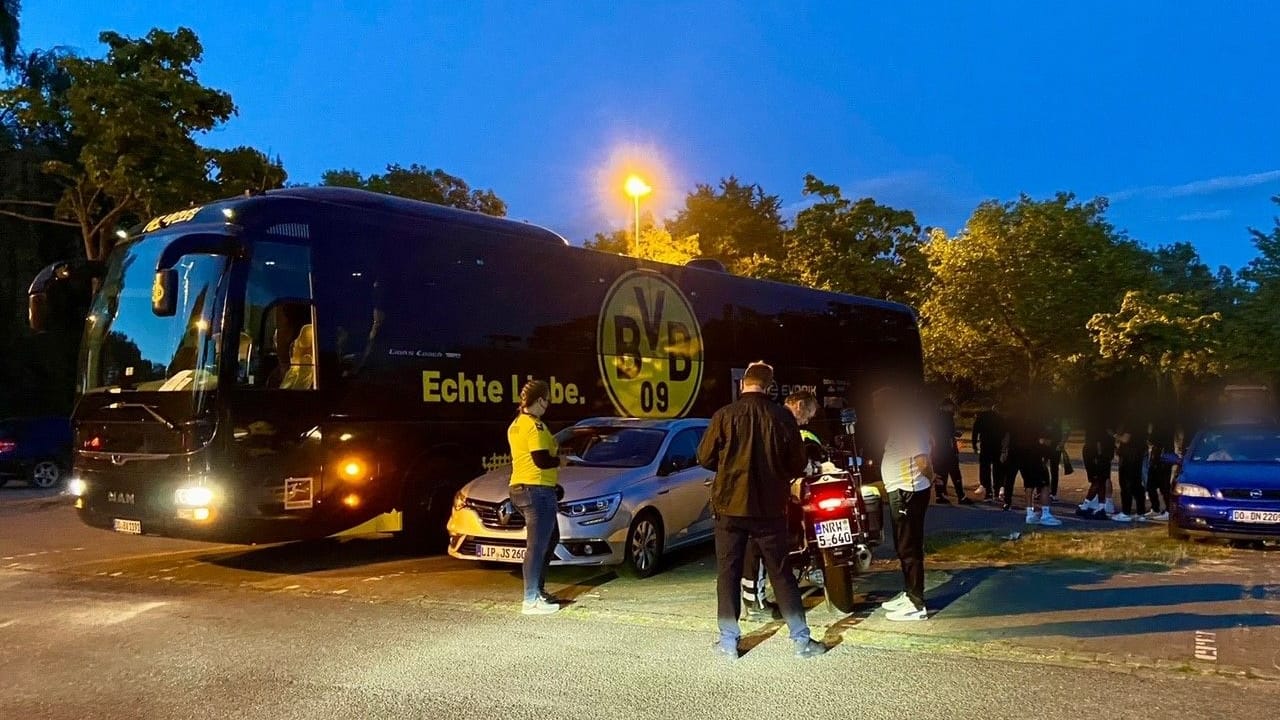 Die Polizei am Unfallort: Der BVB-Bus der U19 hatte am Samstag ein parkendes Auto erwischt.