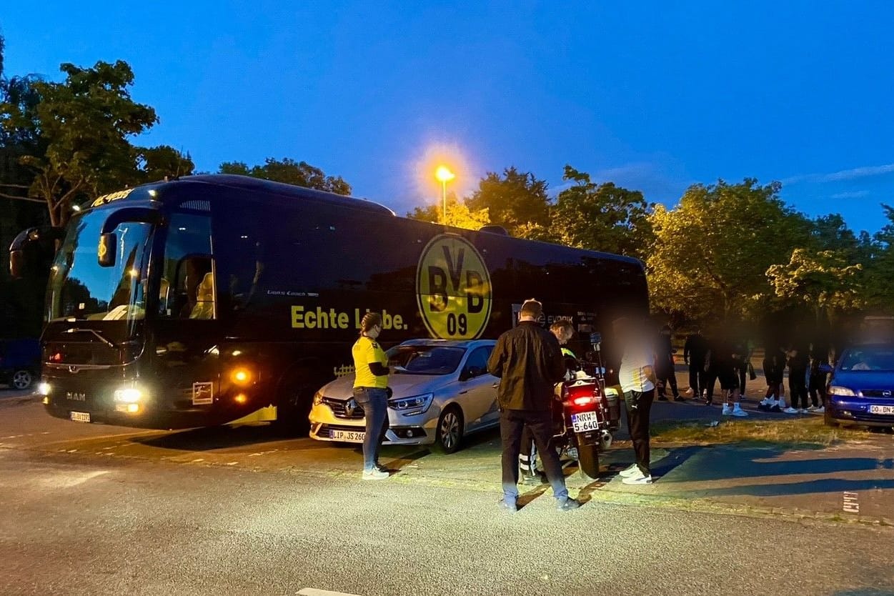 Die Polizei am Unfallort: Der BVB-Bus der U19 hatte am Samstag ein parkendes Auto erwischt.