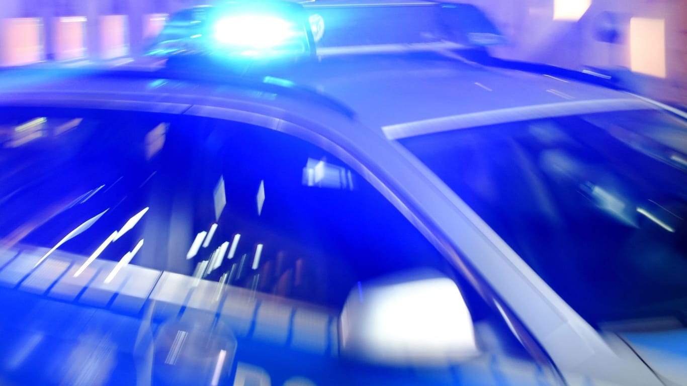 Ein Streifenwagen der Polizei steht mit eingeschaltetem Blaulicht auf der Straße: In Wilstedt hatten es die Beamten mit einem Randalierer zu tun.