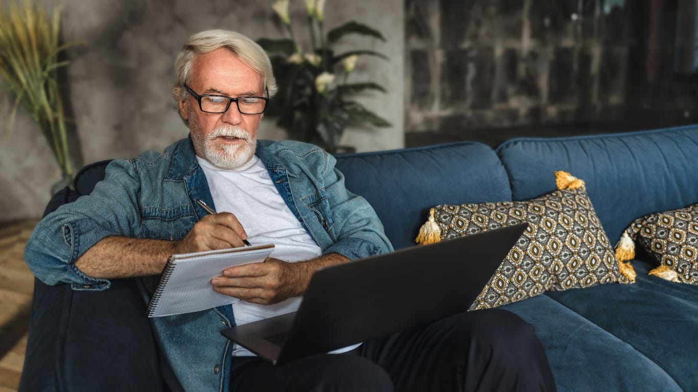 Älterer Mann am Laptop (Symbolbild): Wer wissen will, wann sein regulärer Rentenbeginn ist, kann einfach einen Online-Rechner befragen.