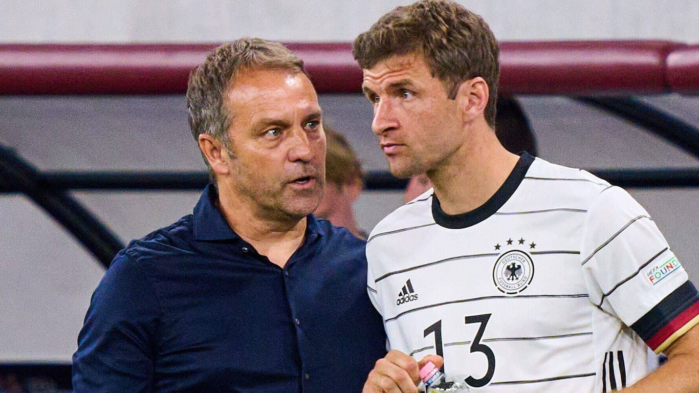 Aktuell noch in Streifen: Thomas Müller (r.) und Bundestrainer Flick beim Länderspiel gegen Ungarn im Juni.