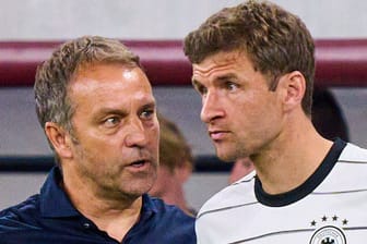Aktuell noch in Streifen: Thomas Müller (r.) und Bundestrainer Flick beim Länderspiel gegen Ungarn im Juni.