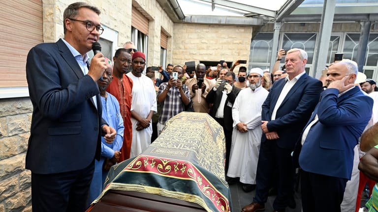 Im Beisein von Dortmunds Oberbürgermeister Thomas Westphal (l.) findet in der Abu Bakr Moschee ein Trauergottesdienst statt.