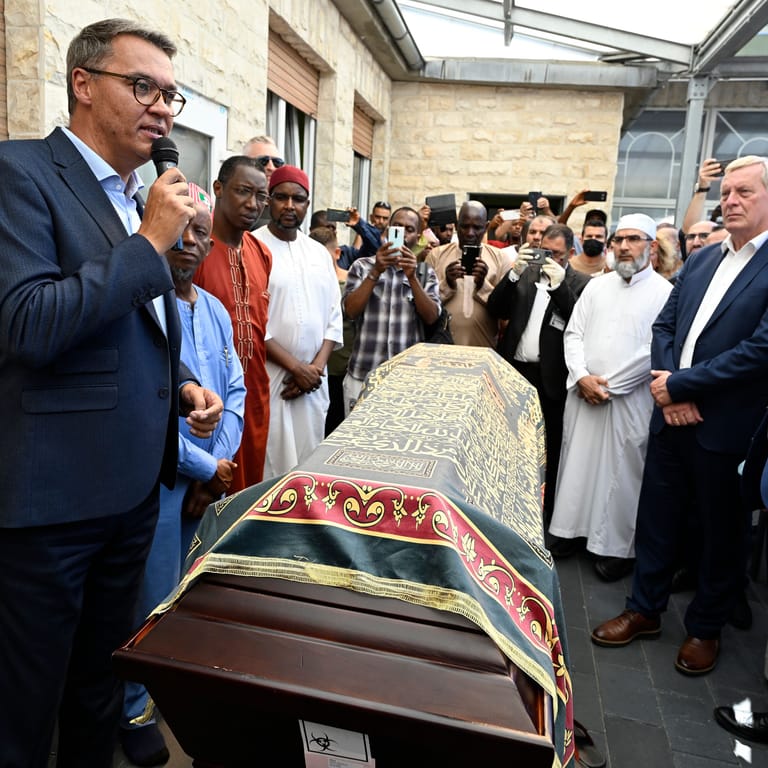 Im Beisein von Dortmunds Oberbürgermeister Thomas Westphal (l.) findet in der Abu Bakr Moschee ein Trauergottesdienst statt.