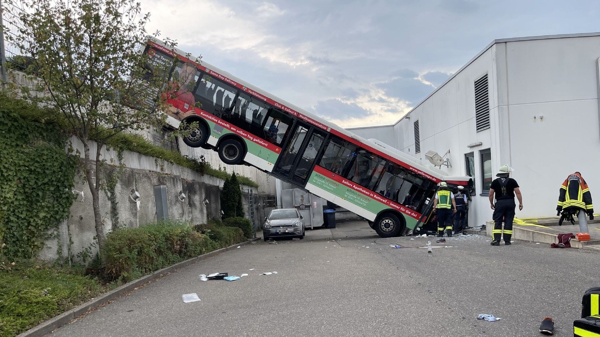 Verkehrsunfall in Herrenberg: Der Busfahrer wurde schwer verletzt.