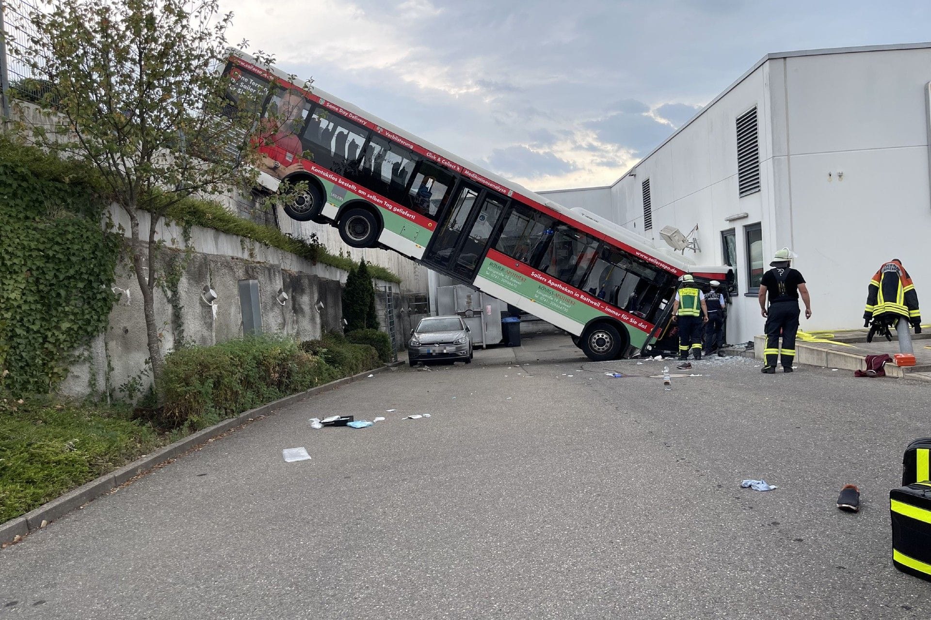 Verkehrsunfall in Herrenberg: Der Busfahrer wurde schwer verletzt.