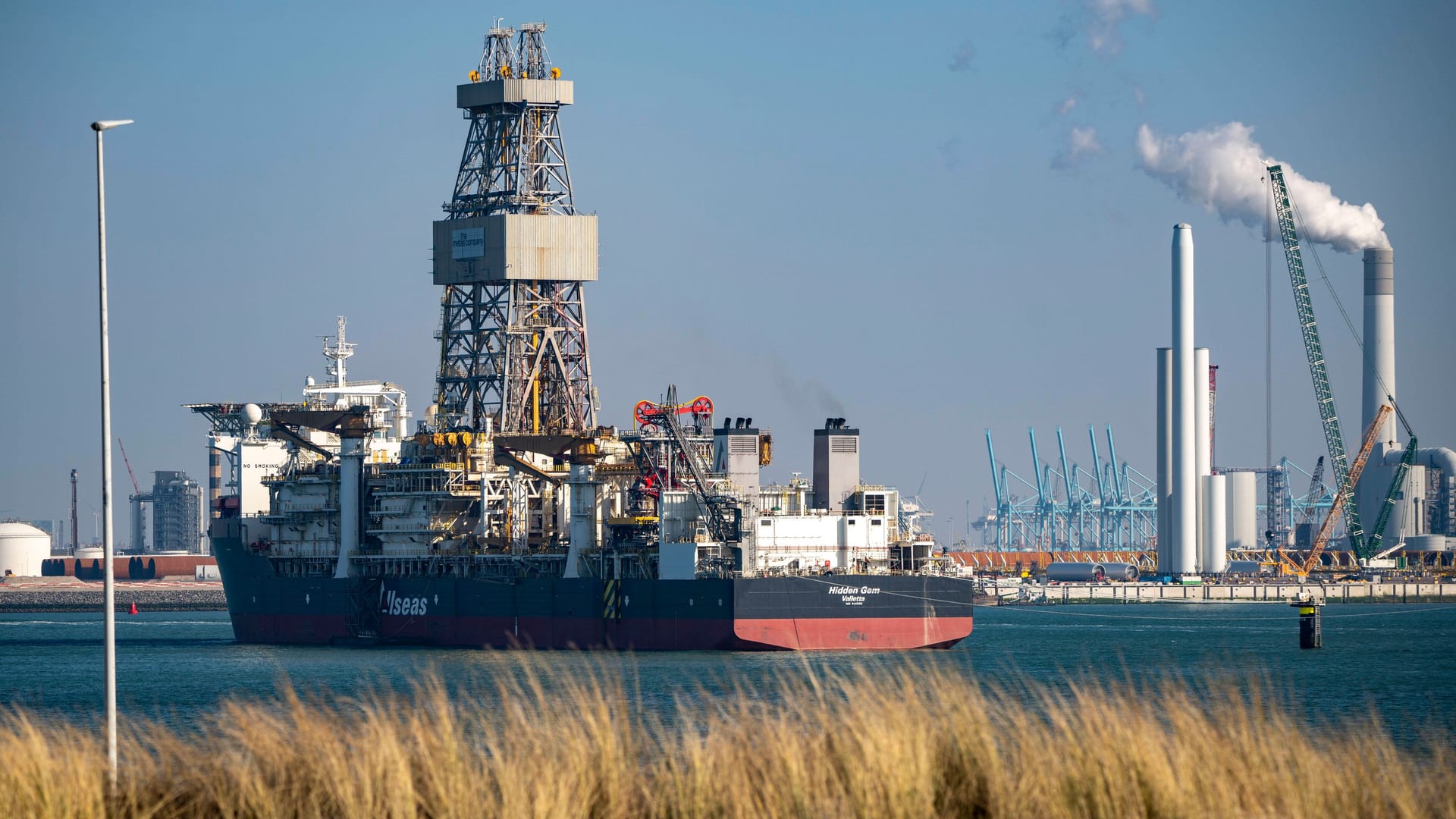 Das Bohrschiff "Hidden Gem" wird in Rotterdam umgebaut: Es soll als erstes Schiff im Tiefseebergbau Manganknollen vom Meeresboden gewinnen. Die enthaltenen Metalle werden unter anderem für Elektroauto-Batterien benötigt.