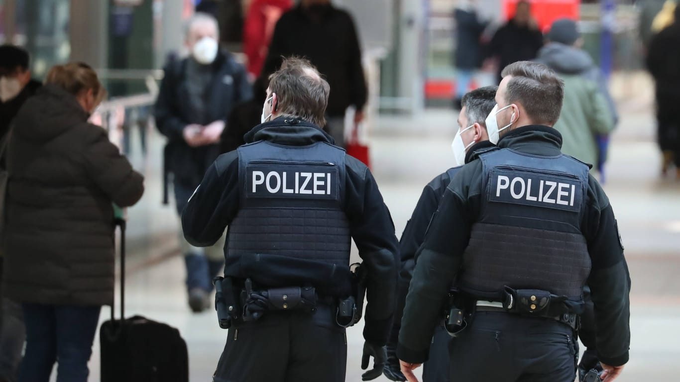 Polizisten am Hannoveraner Hauptbahnhof (Symbolbild): Die 61-Jährige wollte einem schlafendem Mann die Geldbörse stehlen.