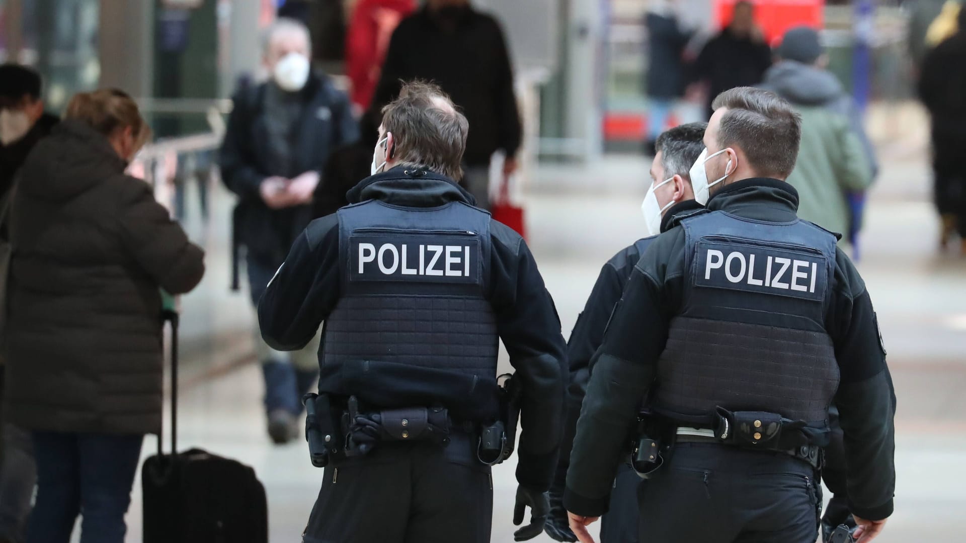 Polizisten am Hannoveraner Hauptbahnhof (Symbolbild): Die 61-Jährige wollte einem schlafendem Mann die Geldbörse stehlen.