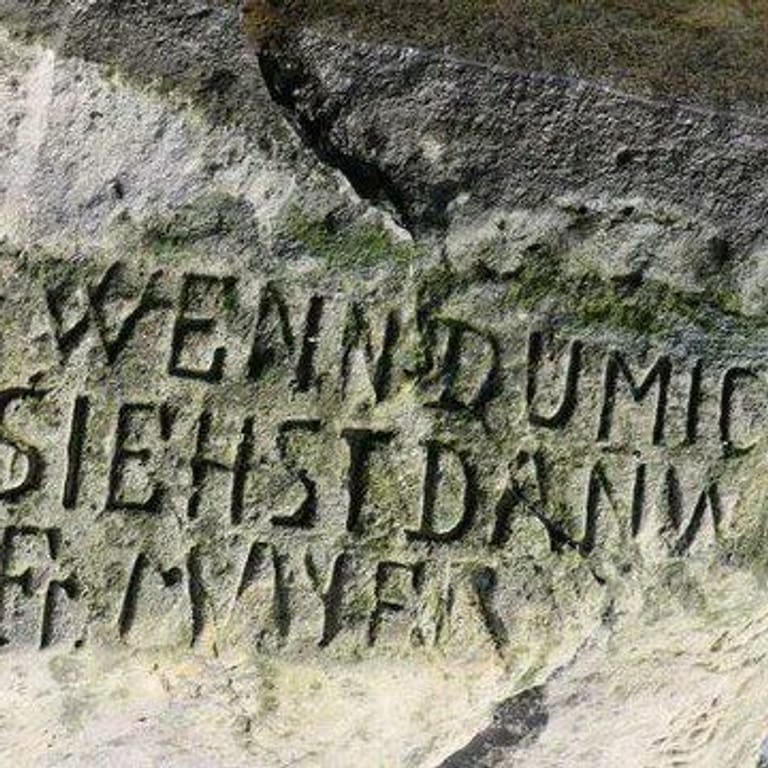 Hungerstein: Der Spruch "Wenn du mich siehst, dann weine" soll aus dem 19. Jahrhundert stammen – mittlerweile wurde ein Teil der Inschrift ausgewaschen.