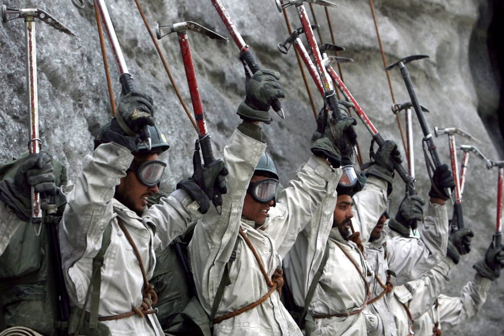 Indische Soldaten am Fuß des Siachen-Gletschers: Er gilt als das höchstgelegene Schlachtfeld der Welt.