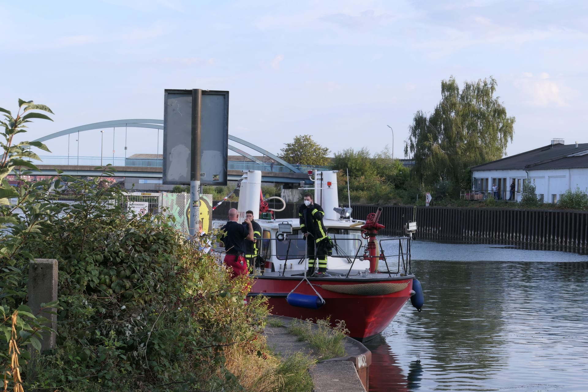 Feuerwehr mit Löschboot: Am Abend fanden Taucher den toten Mann auf dem Grund.