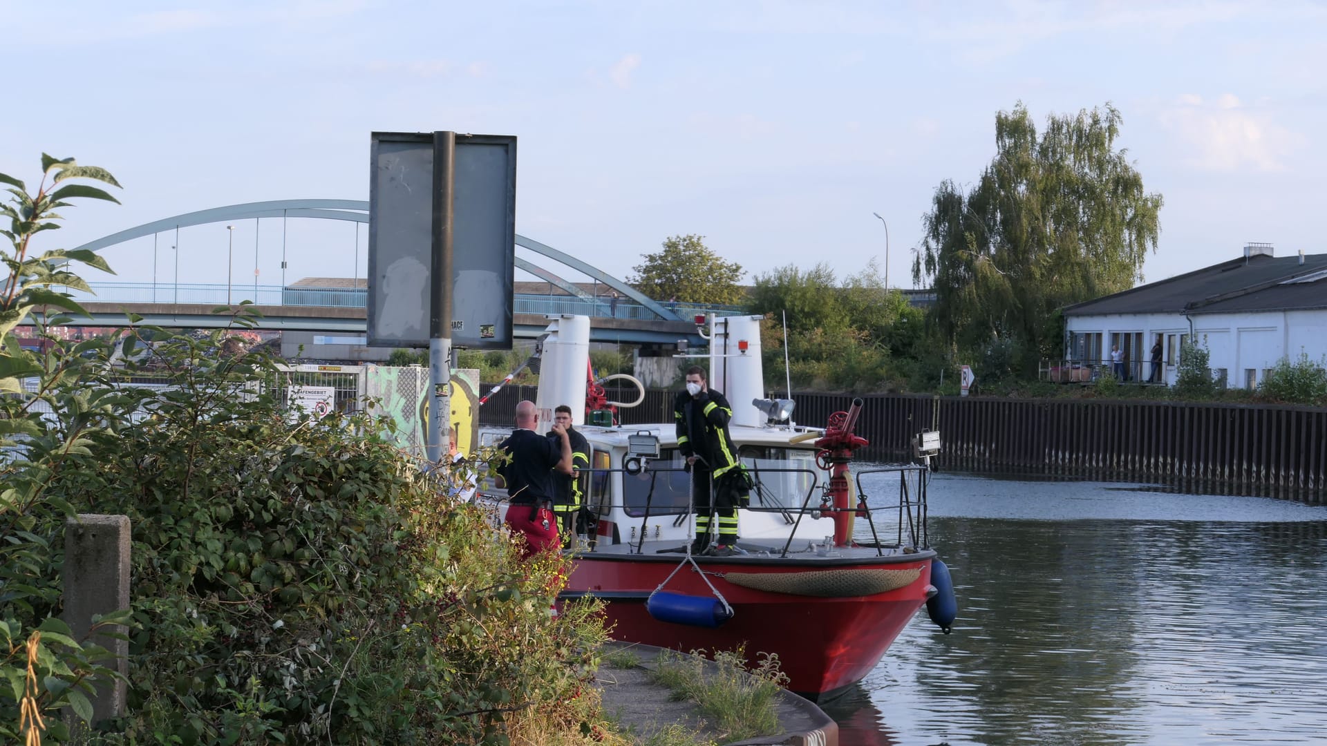 Feuerwehr mit Löschboot: Am Abend fanden Taucher den toten Mann auf dem Grund.