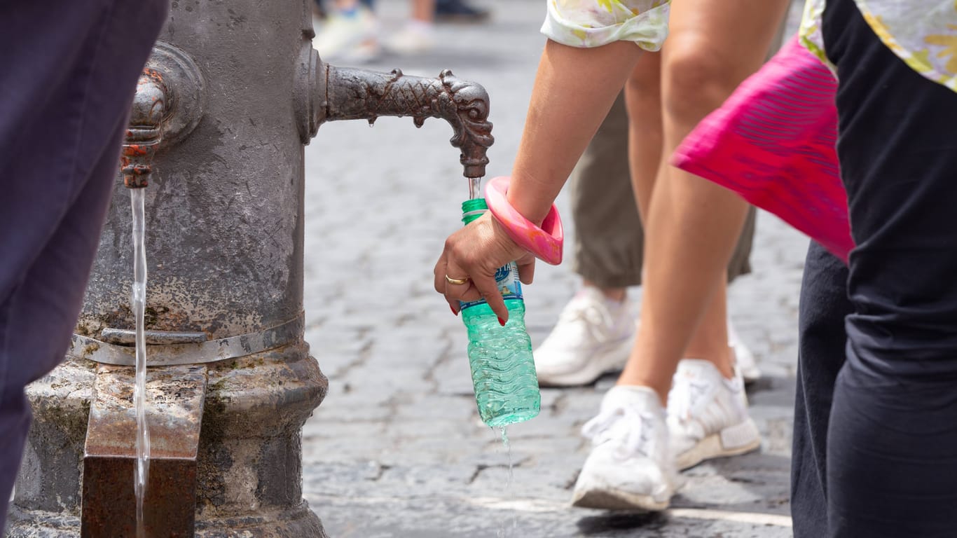 Trinkwasserbrunnen in Rom, Italien: Mehr als 2.300 öffentliche Stellen zum Wasser auffüllen gibt es in der italienischen Hauptstadt.
