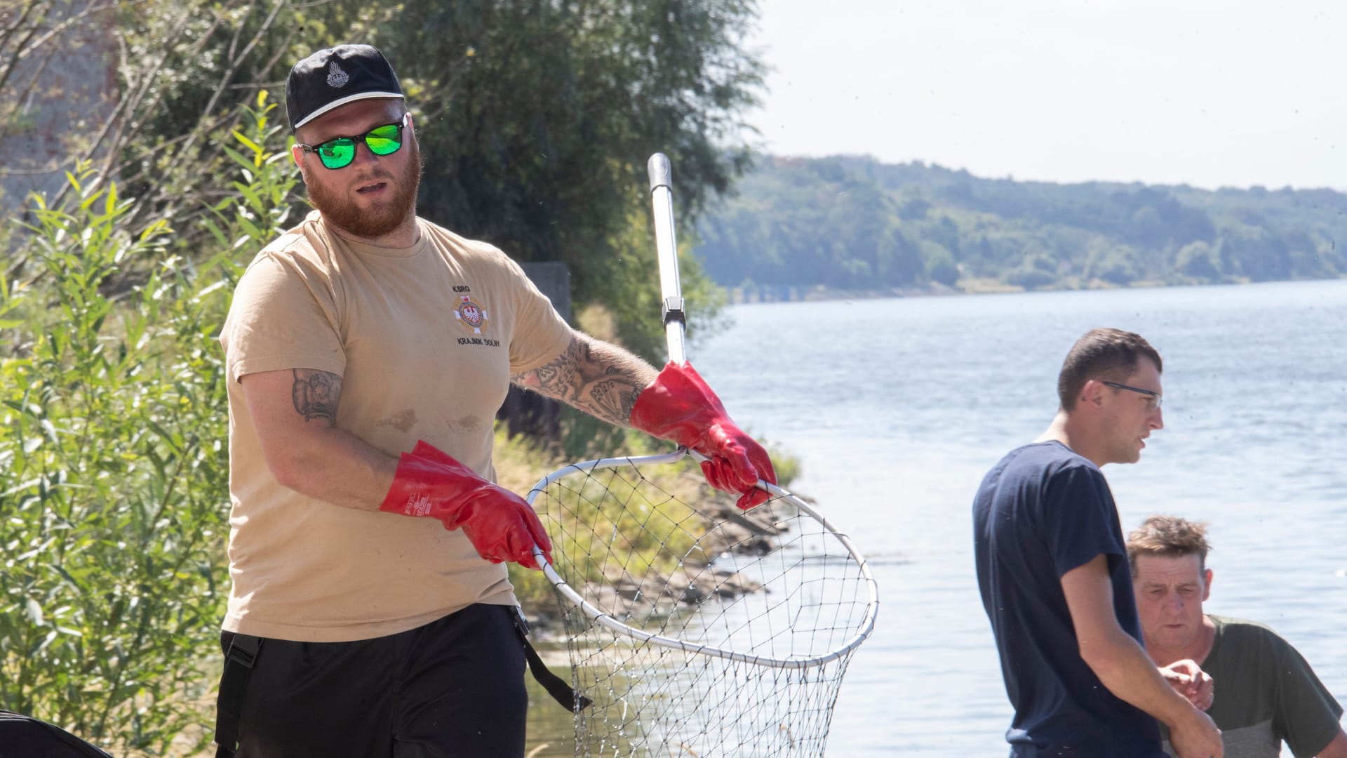 Auf der polnischen Seite der Oder in Schwedt müssen die Helfer weniger schleppen: Ein Bagger hat die toten Fische ausgehoben.