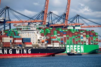 Containerschiffe im Hafen von Rotterdam (Symbolbild): Diverse Krise belasten die deutsche Konjunktur. Das zweite Halbjahr könnte noch schlechter laufen.