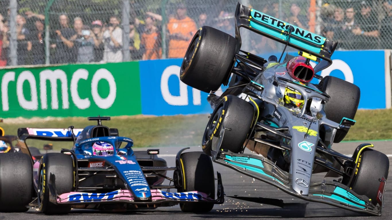 Umstrittene Szene: Fernando Alonso räumt Lewis Hamilton kurz nach dem Start ab.
