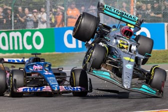 Umstrittene Szene: Fernando Alonso räumt Lewis Hamilton kurz nach dem Start ab.