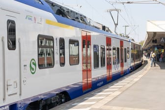 S-Bahn Hannover betrieben von der Transdev (Archivbild): Niedersachsen Grüne fordern ein Ende der "Zwei-Klassen-Gesellschaft" im Nah- und Regionalverkehr.