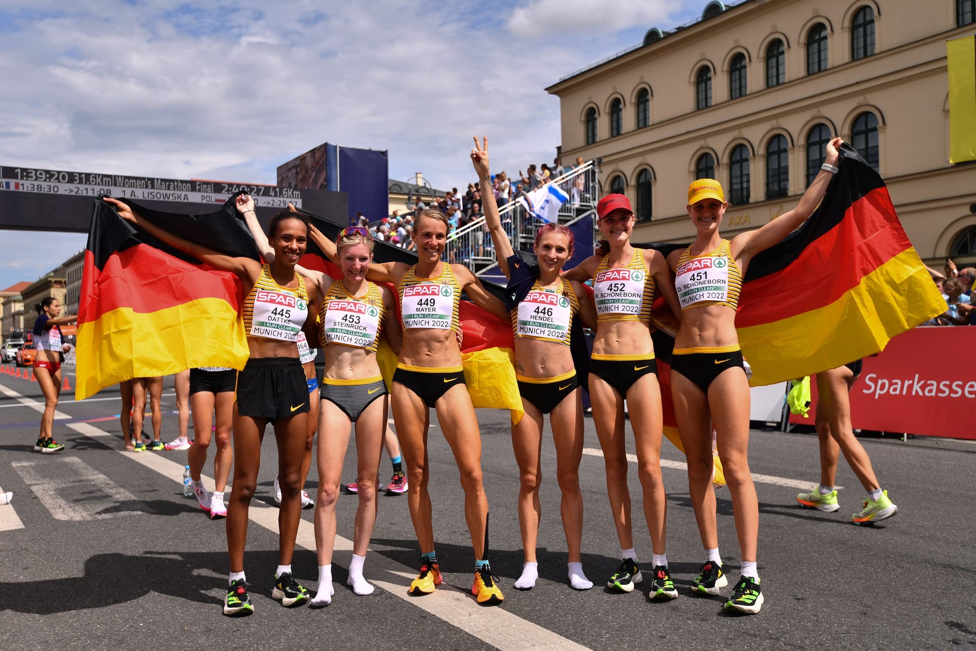 Die deutschen Marathon-Läuferinnen Miriam Dattke (l-r), Katharina Steinbruck, Domenika Mayer, Kristina Hendel, Rabea Schöneborn und Deborah Schöneborn: Sie haben Gold gewonnen.