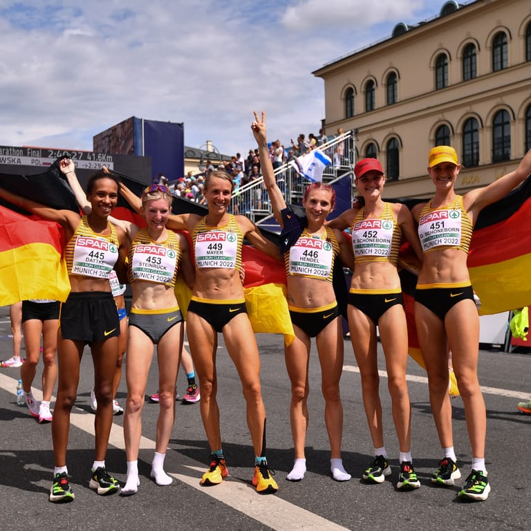 Die deutschen Marathon-Läuferinnen Miriam Dattke (l-r), Katharina Steinbruck, Domenika Mayer, Kristina Hendel, Rabea Schöneborn und Deborah Schöneborn: Sie haben Gold gewonnen.