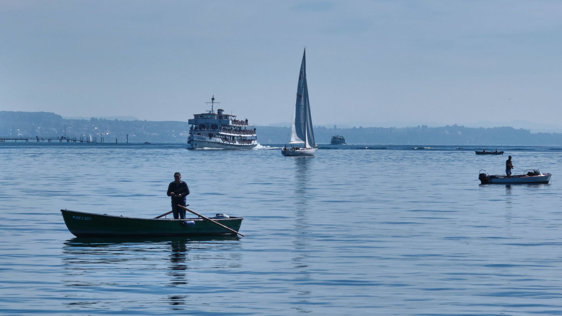 Ein Angler auf dem Bodensee (Symbolbild): Eine scharfe Handgranate hing unversehens an einer magnetischen Angel. Ein Angler auf dem Bodensee (Symbolbild): Eine scharfe Handgranate hing unversehens an einer magnetischen Angel.
