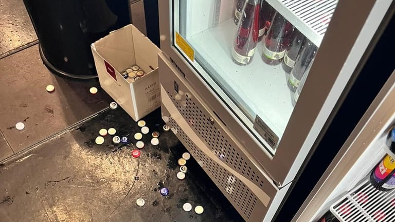 Vor dem Getränke-Kühlschrank des VIP-Bereichs: Kronkorken und klebriger Boden.