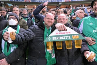 Bier gehört für viele Fans zum Stadionbesuch dazu. Künftig müssen sie dafür im Weserstadion tiefer in die Tasche greifen.