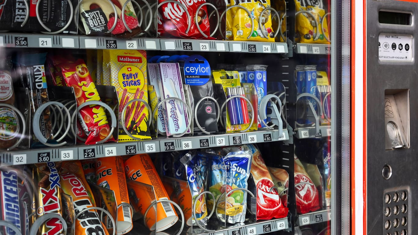 Snacks in einem Automaten (Symbolbild): Wenn die Süßigkeit hängen bleibt, verzweifelt manch einer.