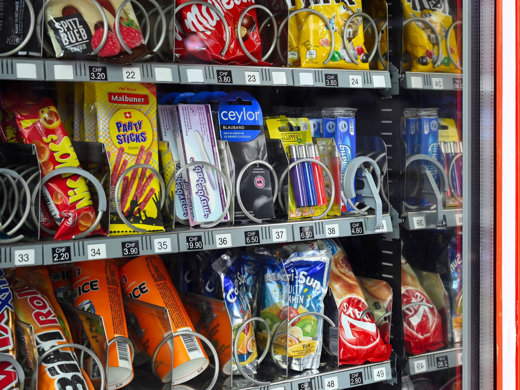 Flughafen München: Schokolade bleibt in Automat hängen – Mann rückt mit  Gabelstapler an