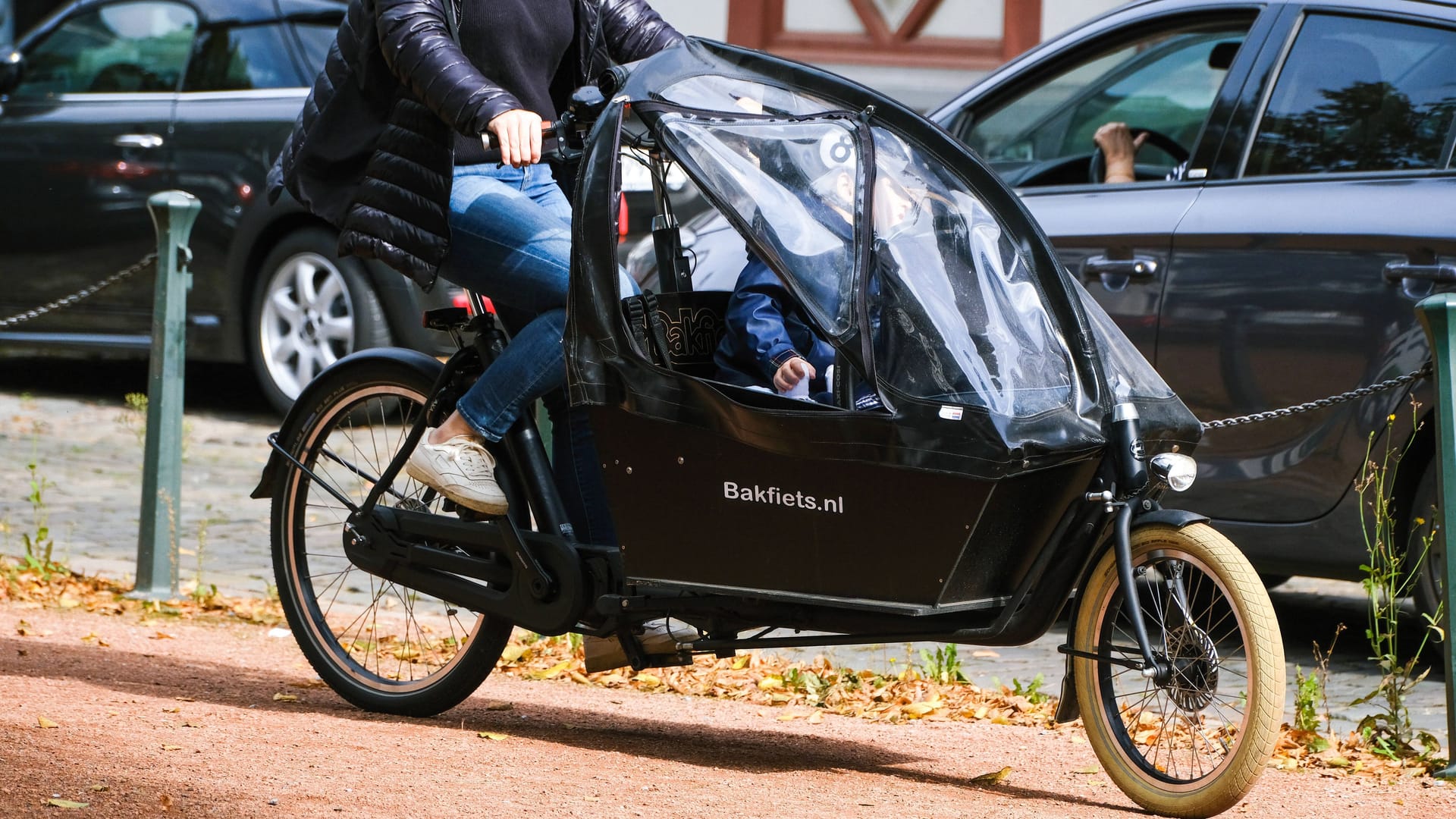 Ein Lastenfahrrad unterwegs (Archivbild): Niedersachsens Grüne wollen die Förderung von Lastenrädern deutlich steigern.