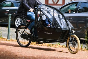 Ein Lastenfahrrad unterwegs (Archivbild): Niedersachsens Grüne wollen die Förderung von Lastenrädern deutlich steigern.