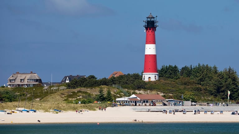 Leuchtturm am Strand von Hörnum auf Sylt (Archivbild).